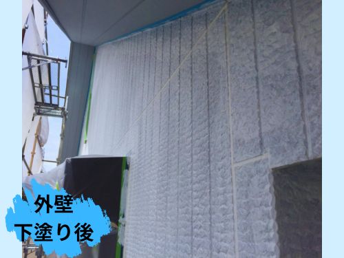 松山市のM様邸での外壁下塗り中　2412162